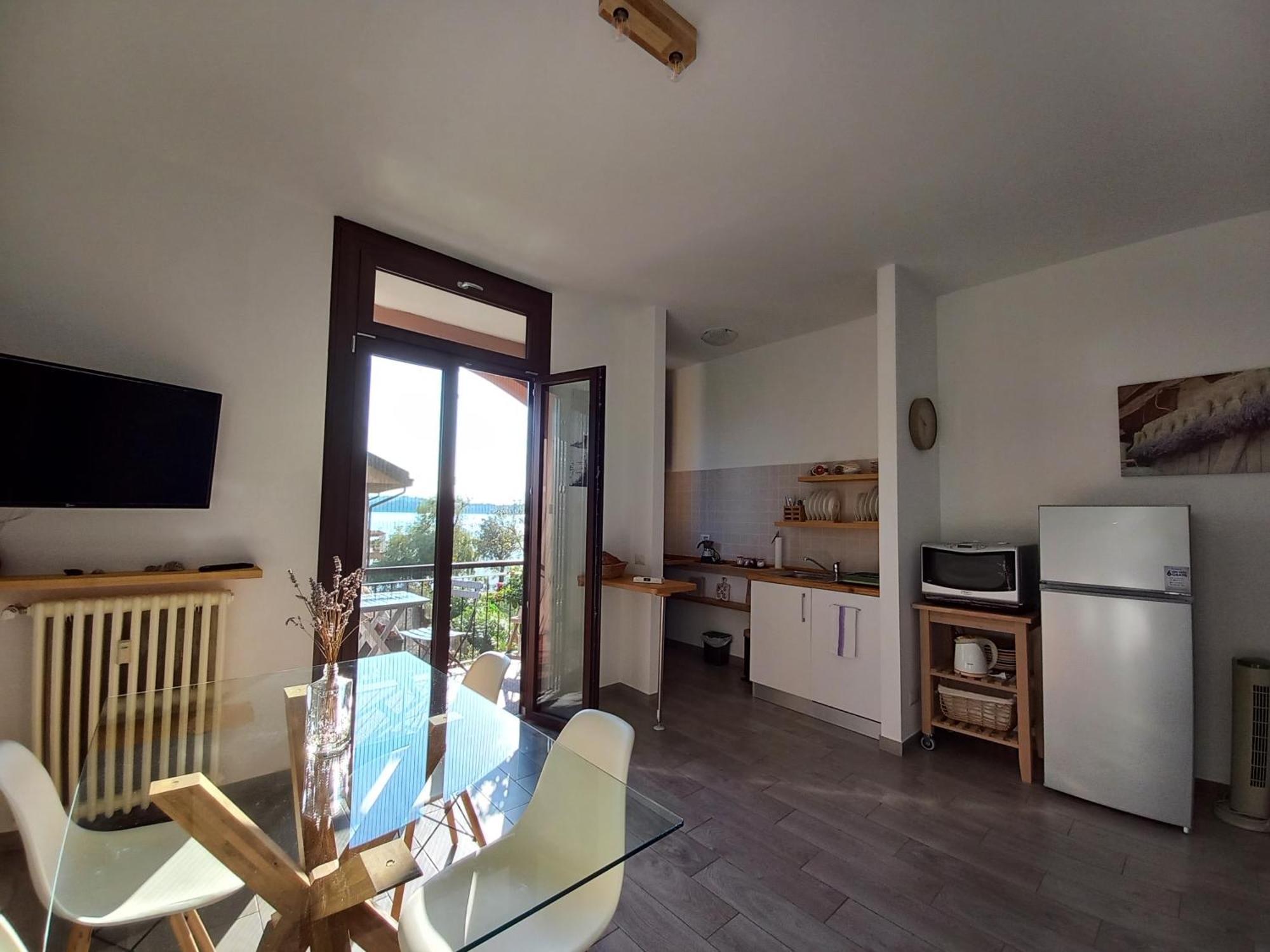 Appartamento Miralago Con Giardino Sul Lago Gavirate Eksteriør billede